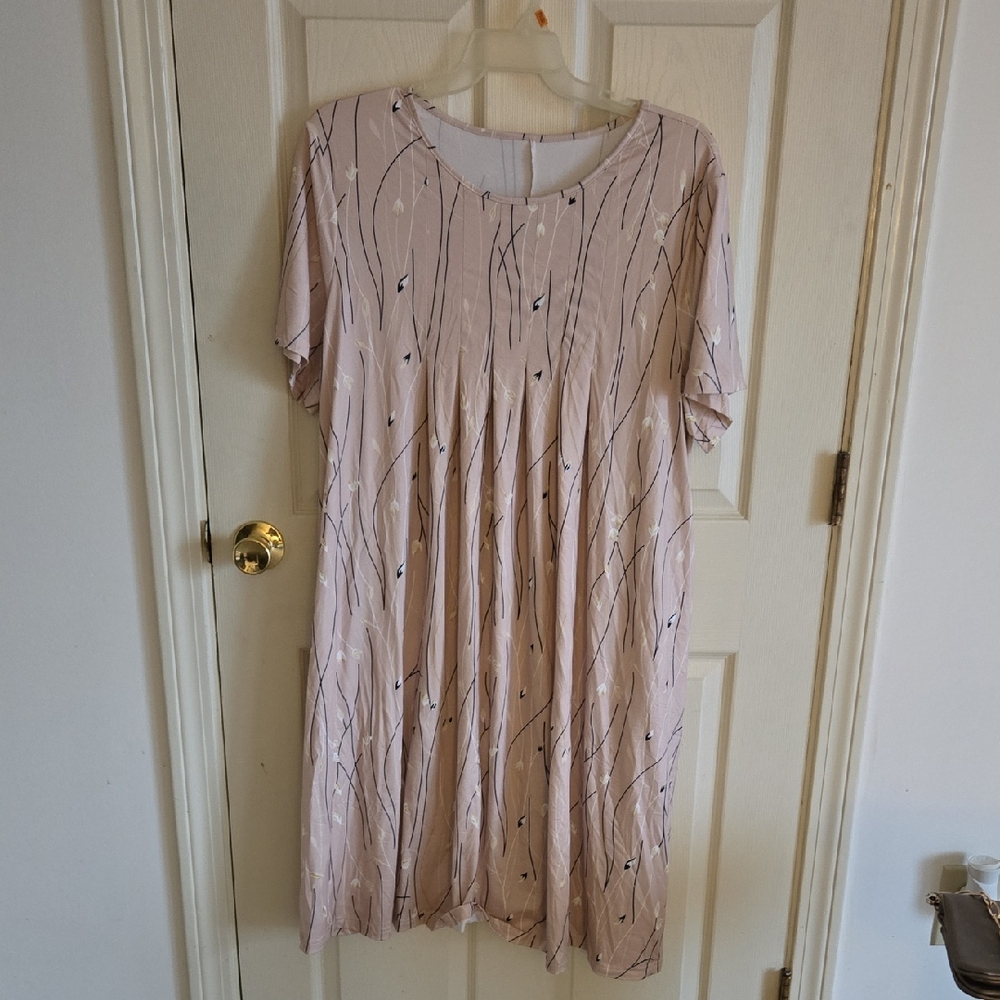 SHEIN Blush Pink Short Sleeve Swing Dress with Abstract Line Detail
